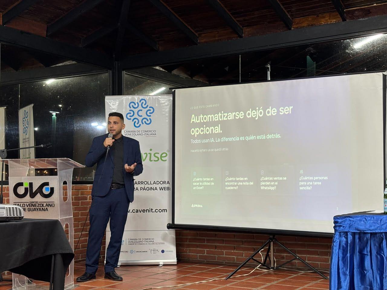 Ezequiel Bermúdez, de Eprisma Group, habla frente a los asistentes del Consultivo Abierto Especial de CAVENIT Bolívar en el Centro Ítalo Venezolano de Guayana